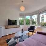 Deluxe Apartment Maslina